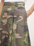 Midi-Faltenrock mit Camouflage-Muster image number 2