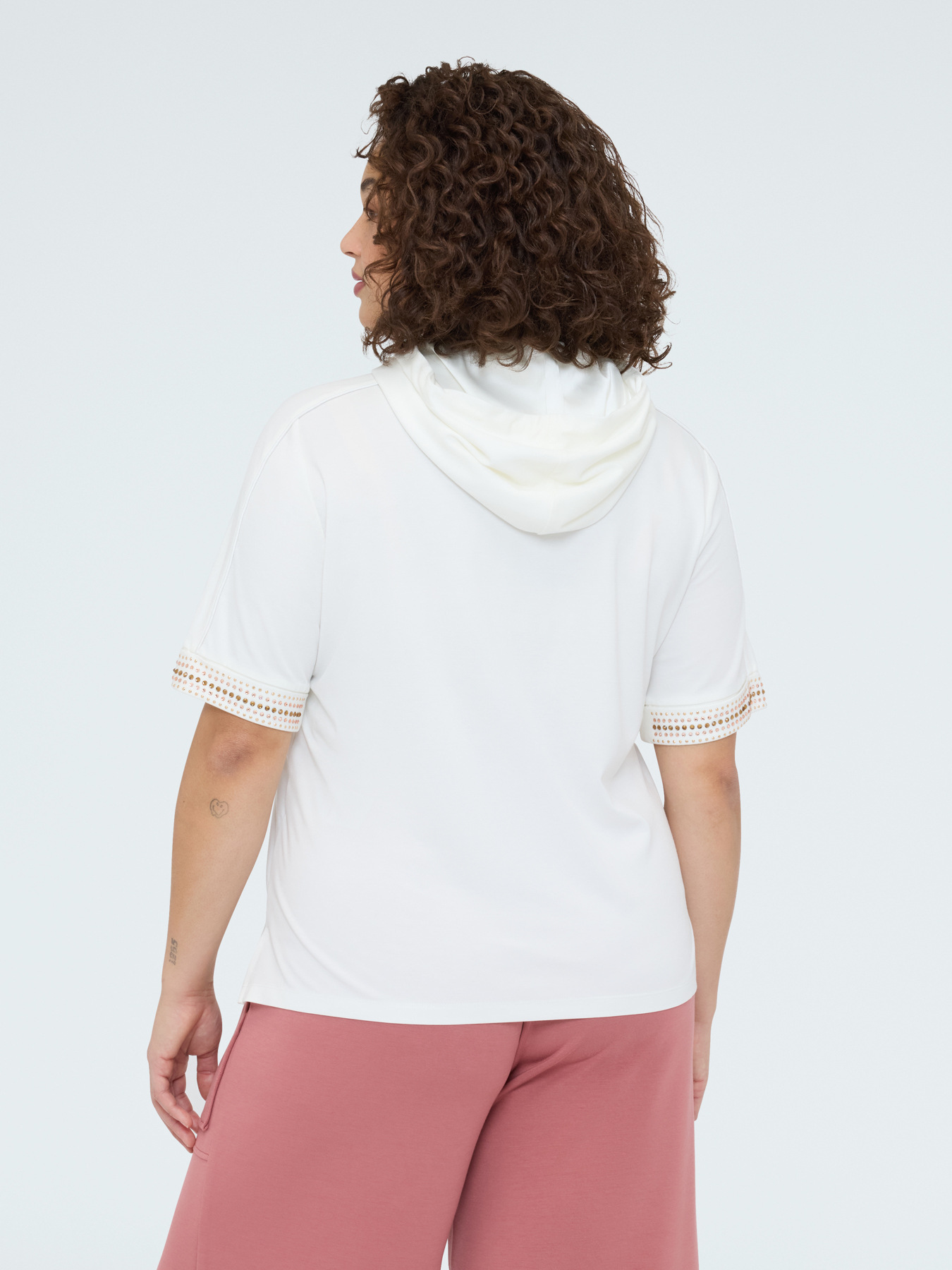 T-shirt con cappuccio e bordini hotfix image number 1