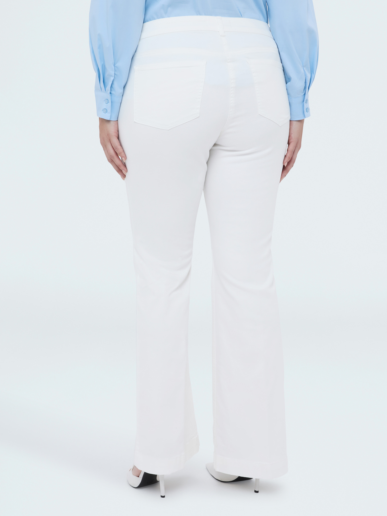 Jeans Flare con bottoni decorativi image number 1