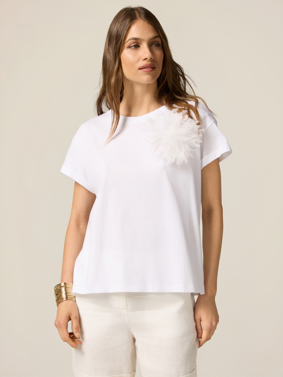 T-Shirt mit Blumenbrosche