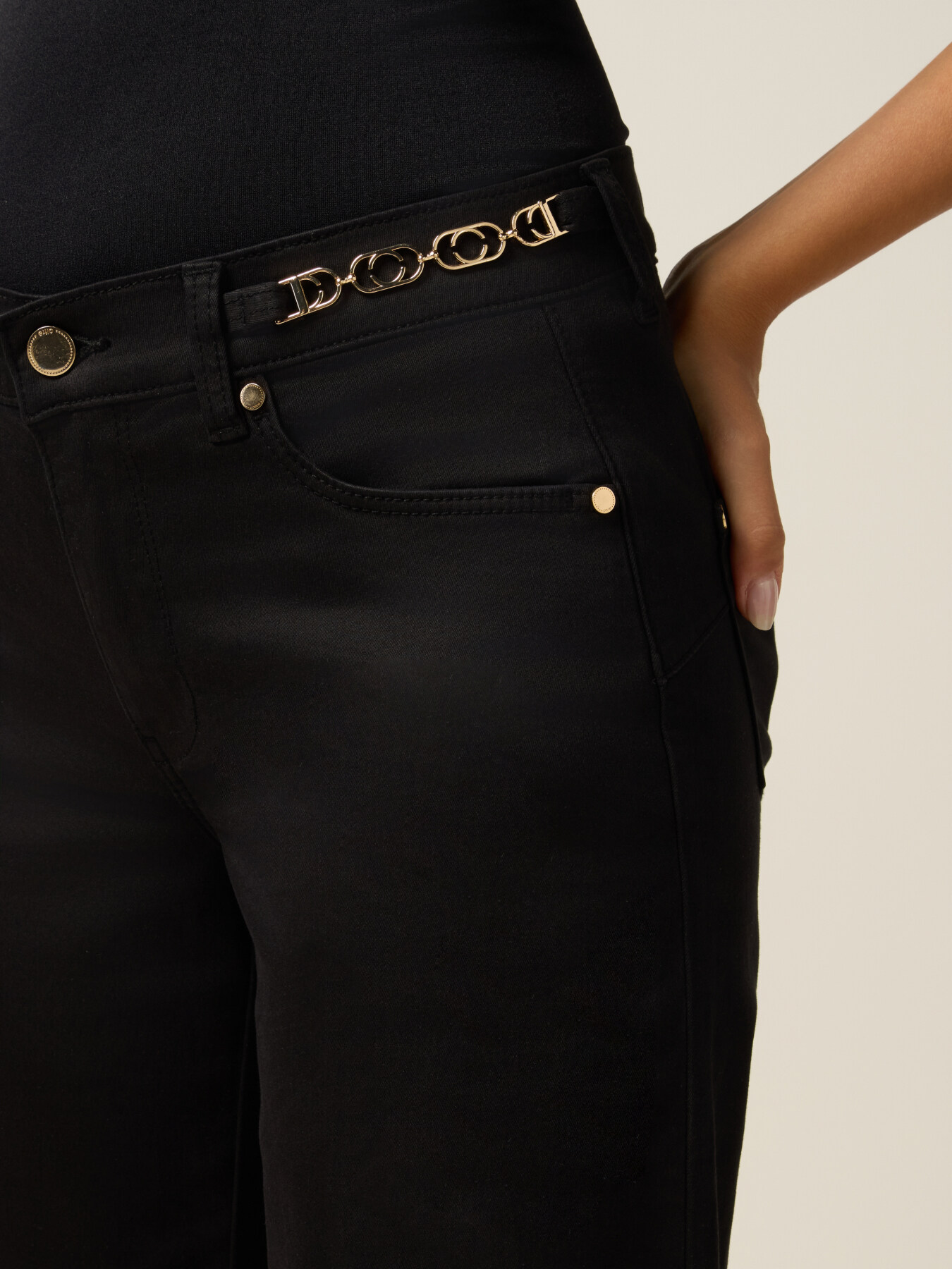 Pantaloni kick flare con dettaglio catena image number 2