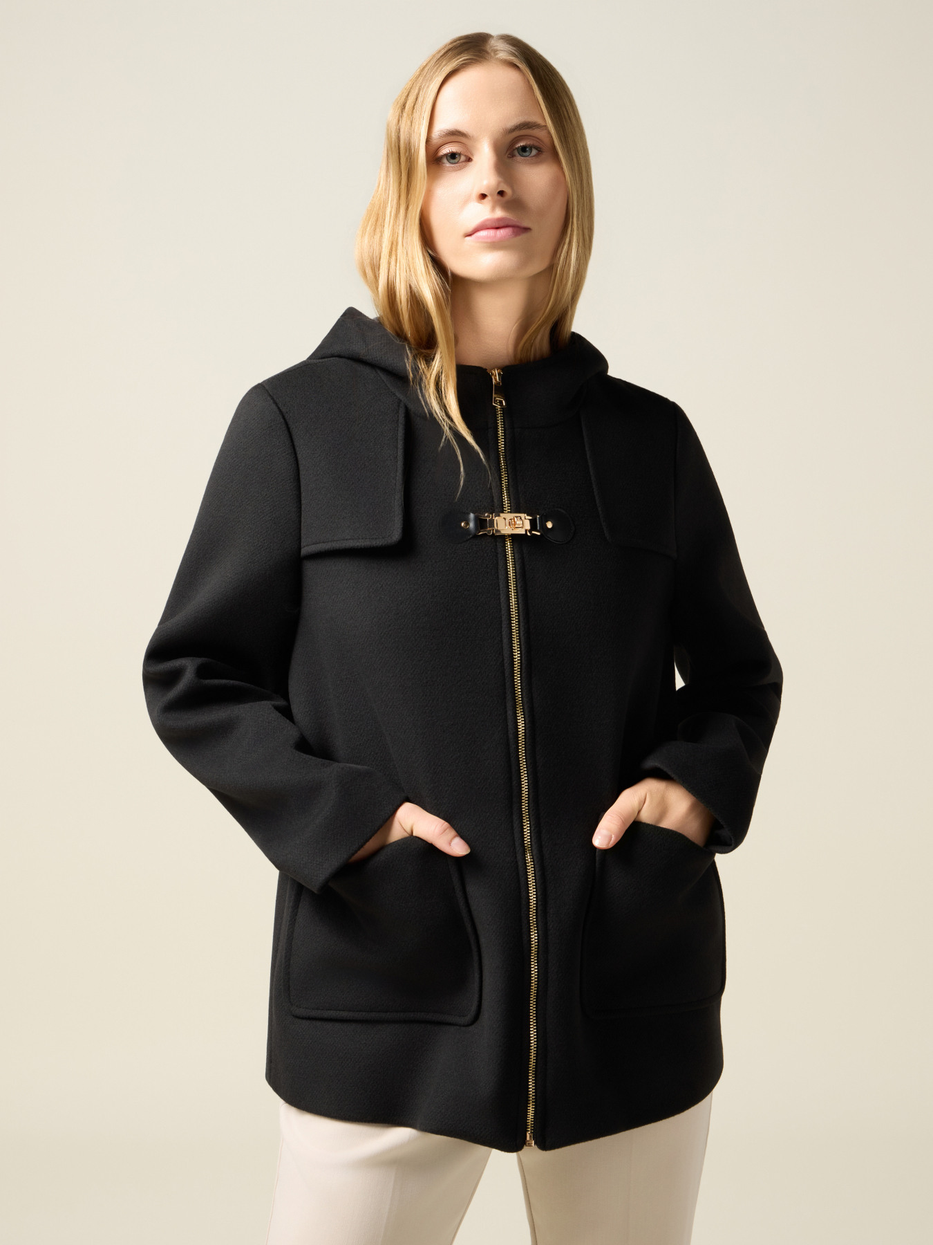 Giubbotto con cappuccio e fibbia image number 0