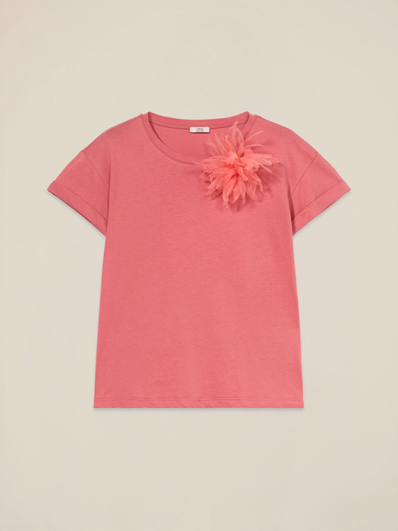 Tricou cu broșă în formă de floare