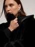 Chaqueta efecto teddy con cuello alto image number 3