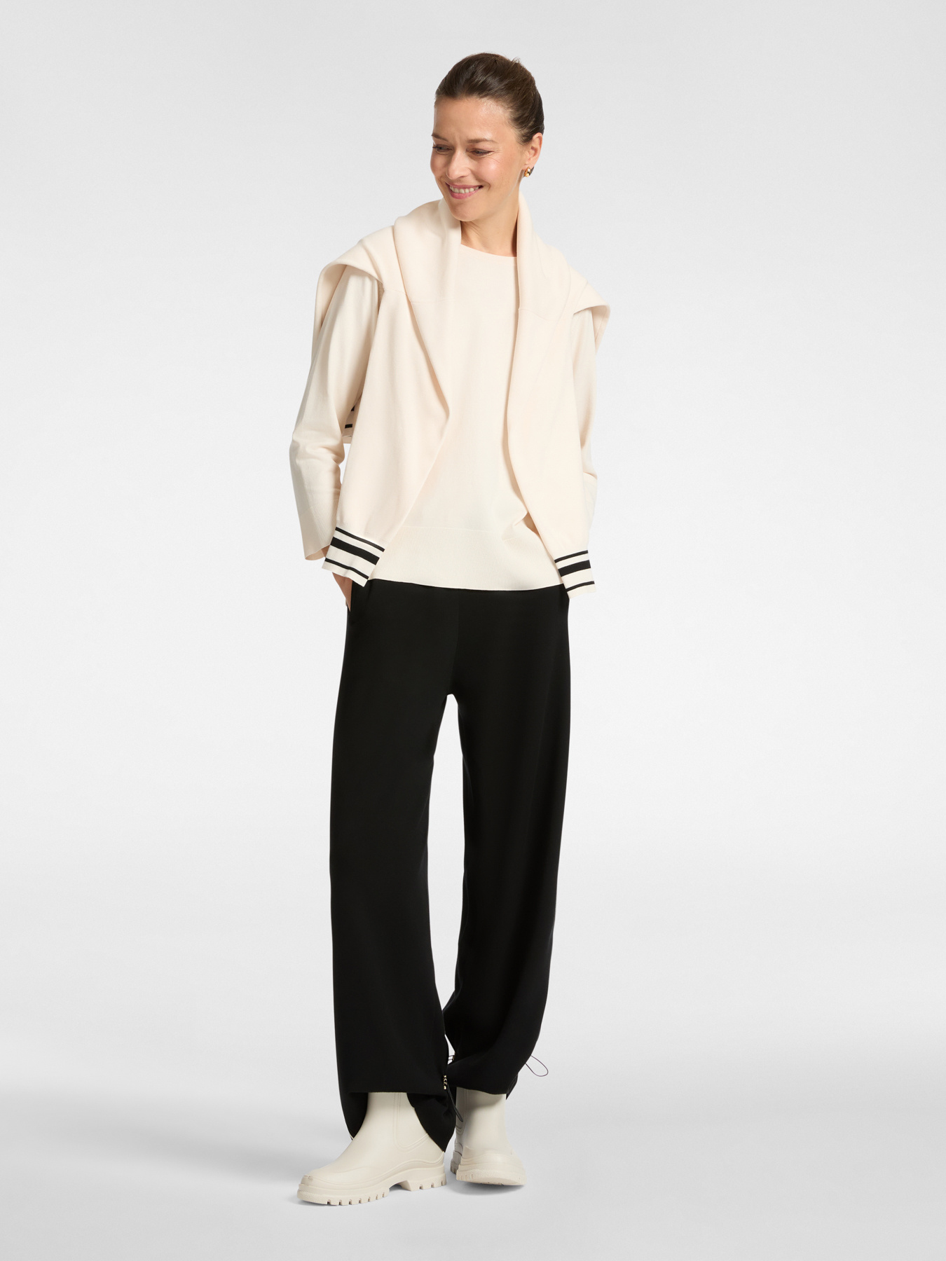 Sporty crew neck sweater image number 2