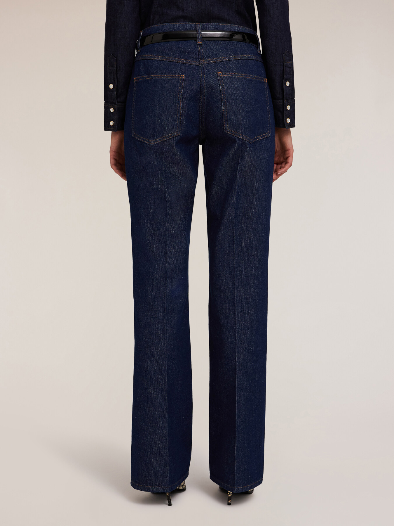 Flare-Jeans mit aufgestickten Steinchen image number 1