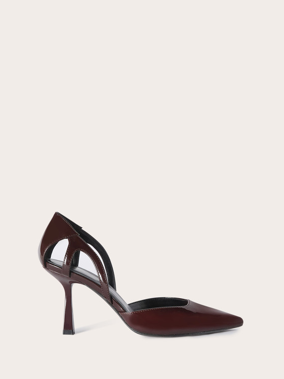Patent leather pumps with cut-out