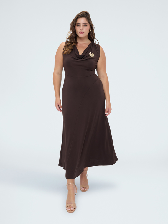 Langes ausgestelltes Kleid mit Applikation