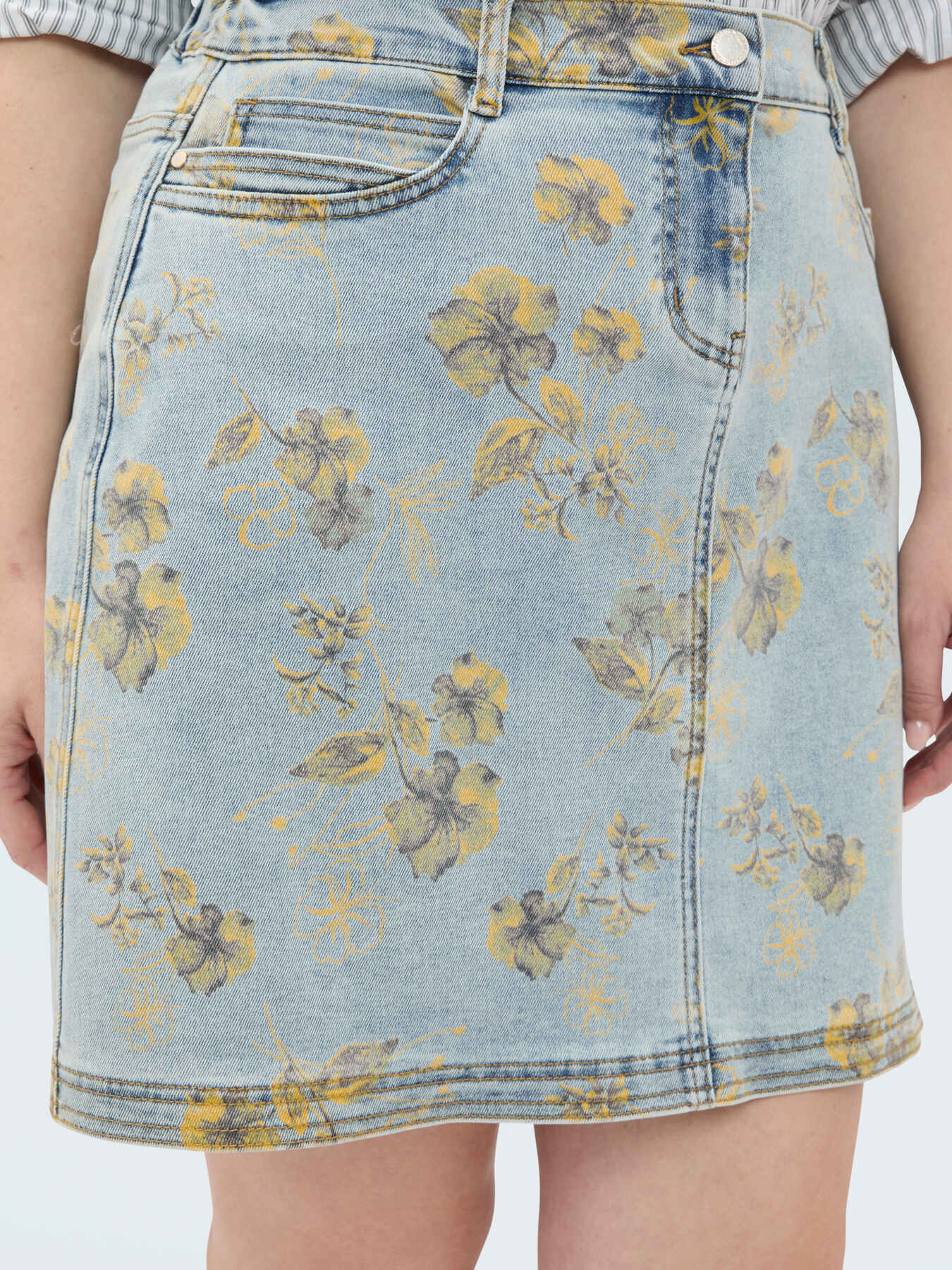 Minigonna in denim con stampa floreale image number 3