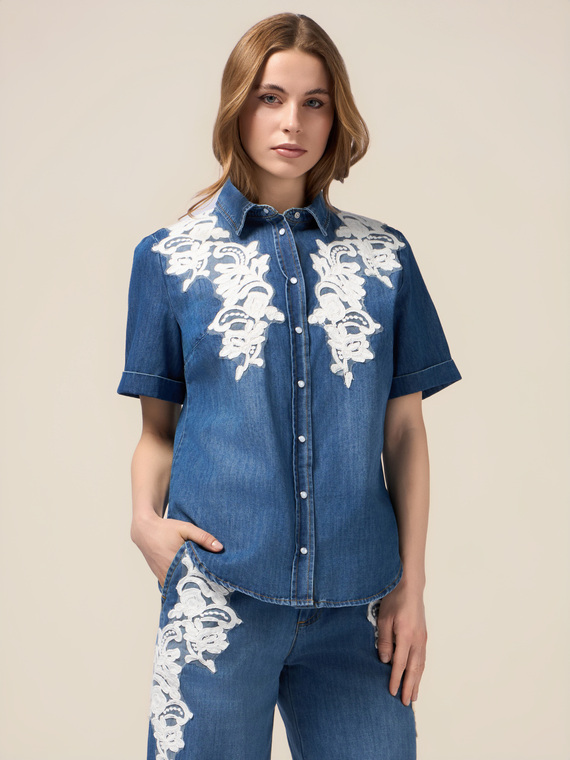 Chemise en jean avec broderie florale