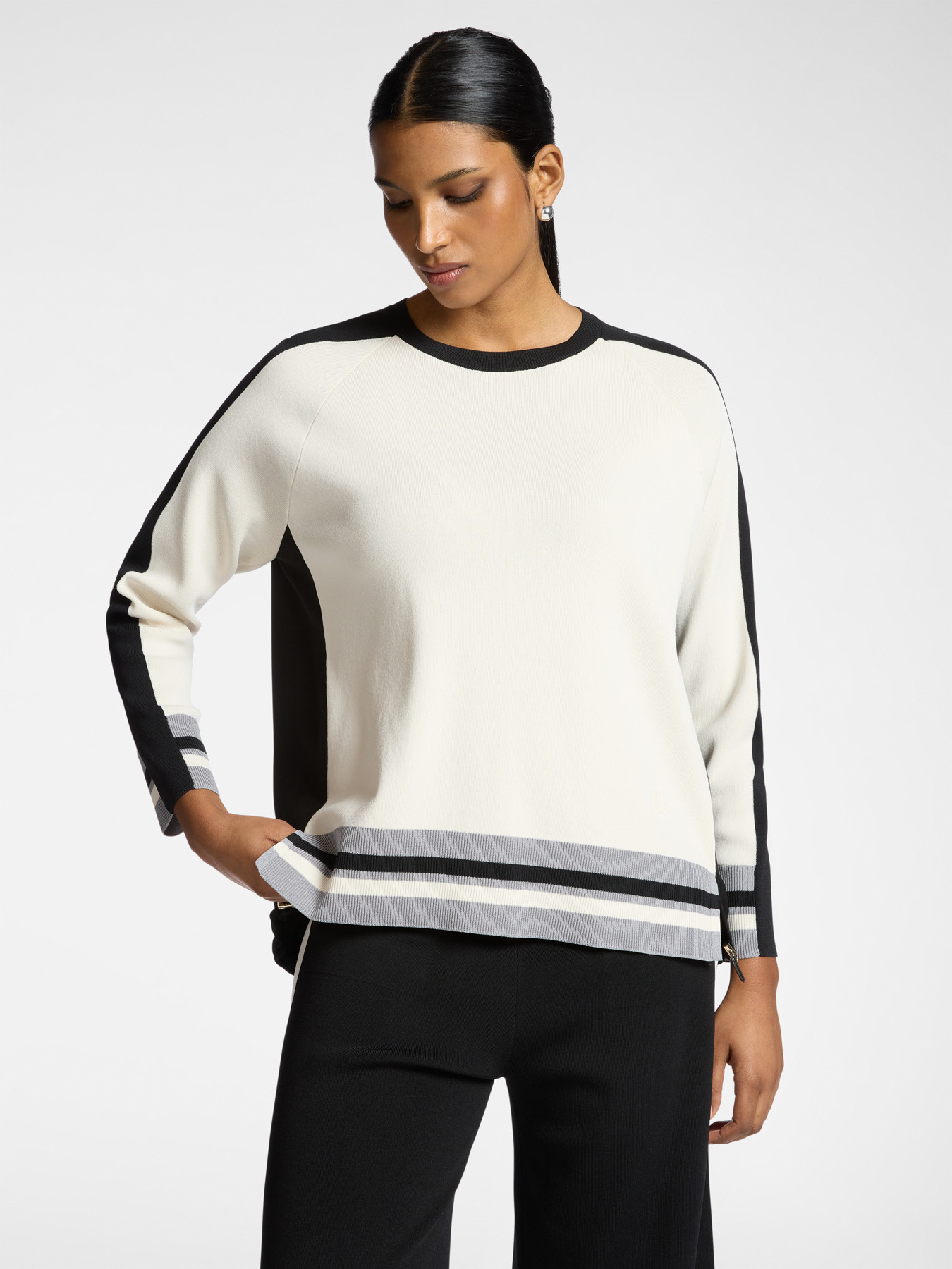 Pullover aus Viskosemischung mit gestreiften R&auml;ndern image number 0