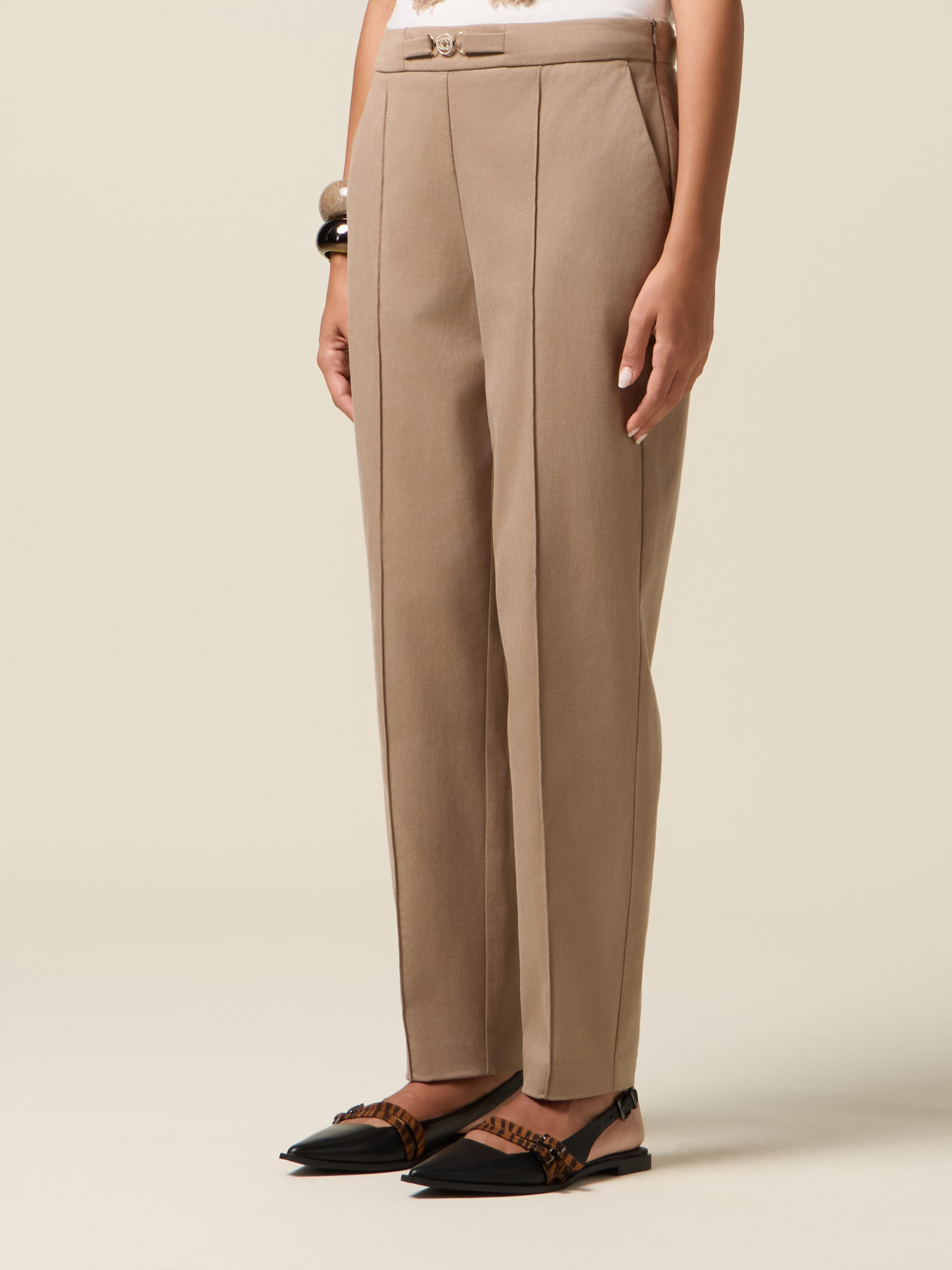 Chinos mit Detail am Bund image number 3