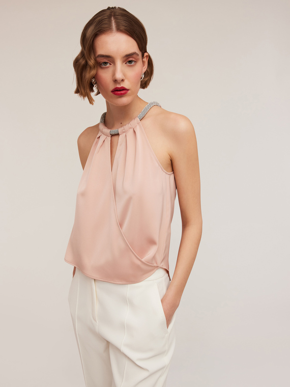 Top en satin avec détail de collier
