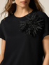 Tricou cu broșă în formă de floare image number 2