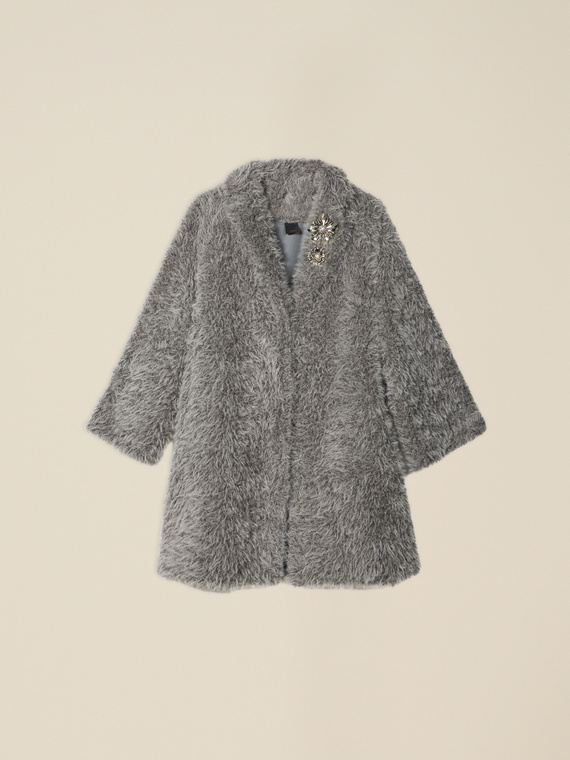 Cappotto oversize effetto peluche con spille