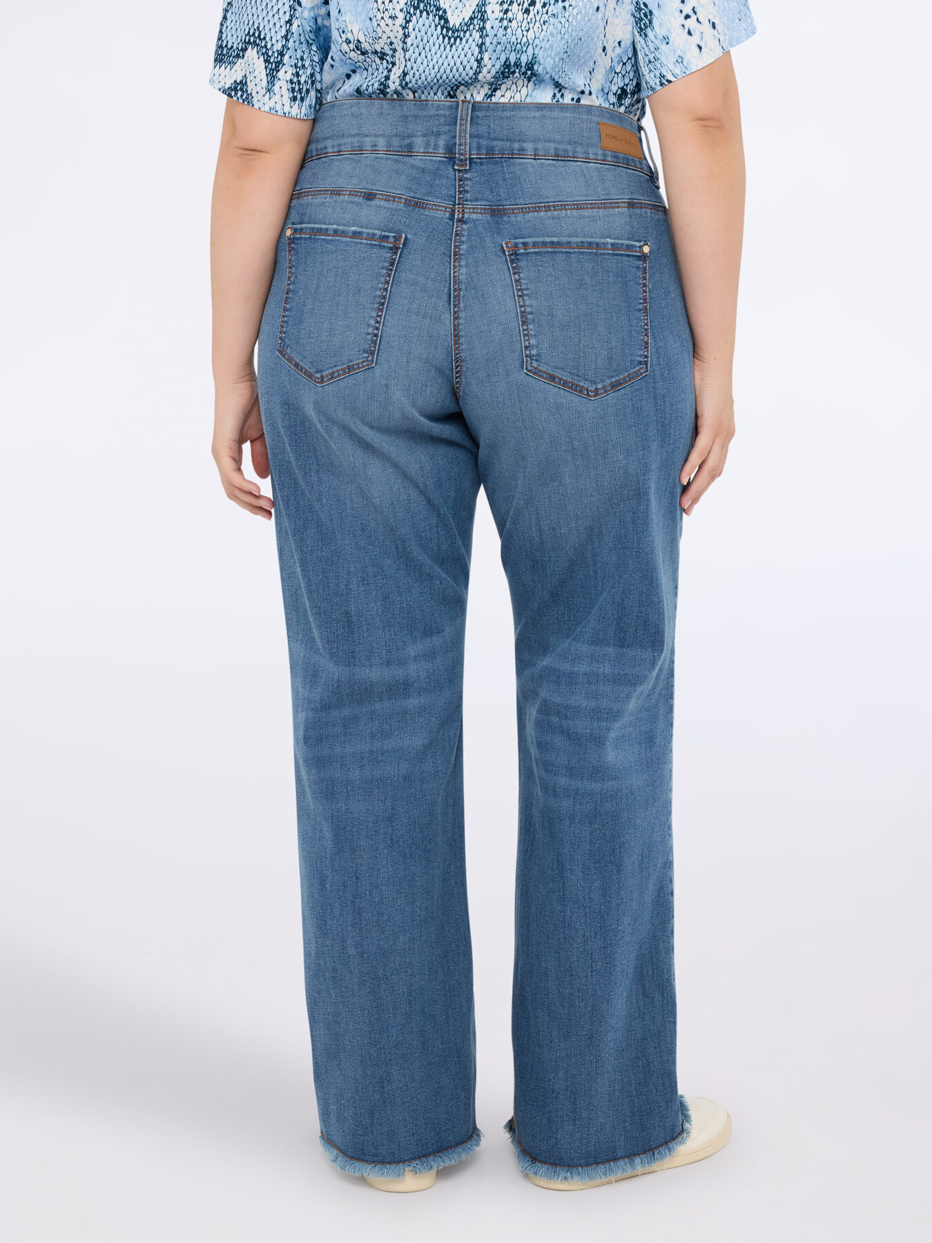 Jeans regular con orlo sfrangiato image number 2
