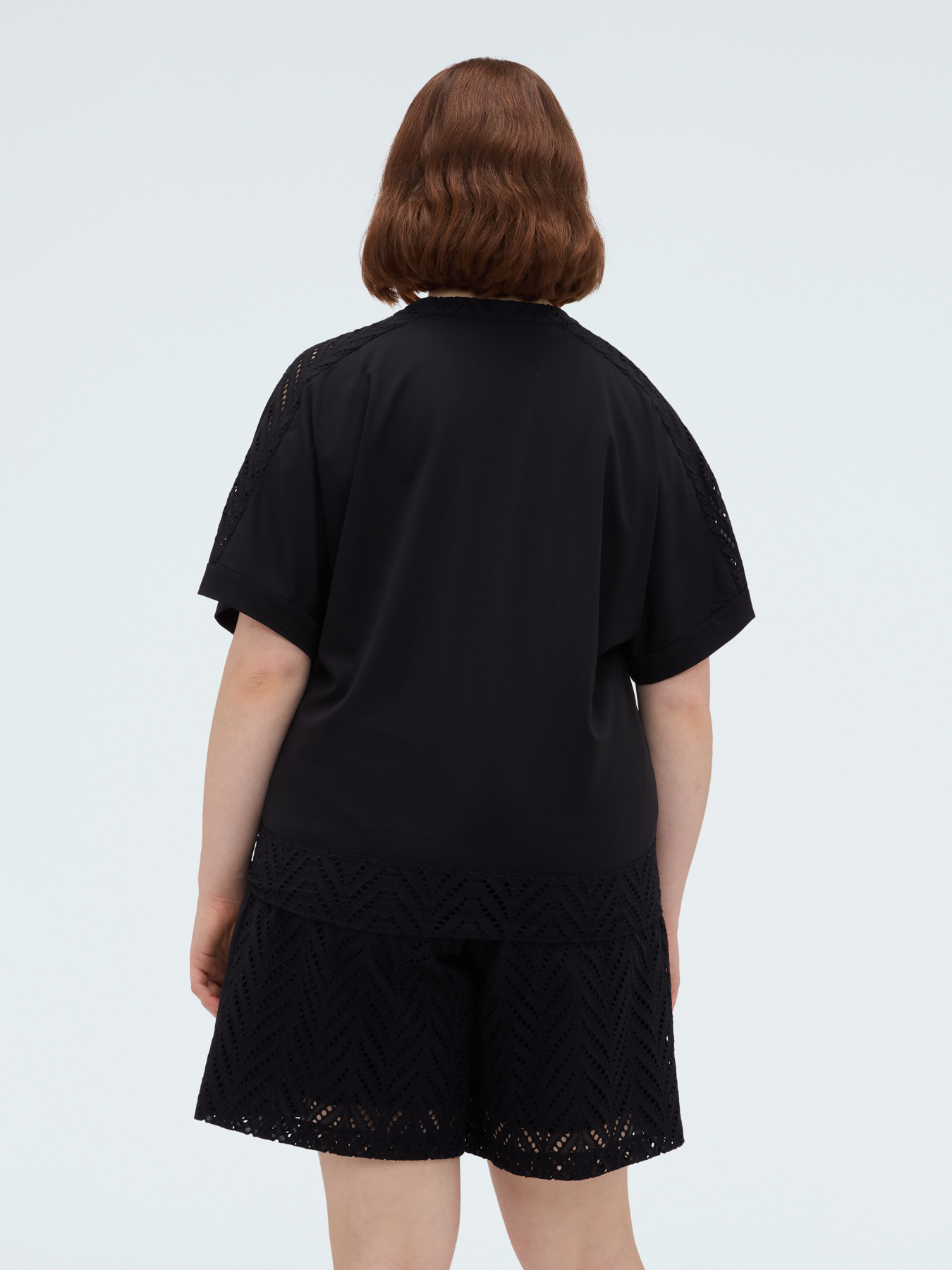Bluse aus Lochstickerei mit Knotendetail image number 1