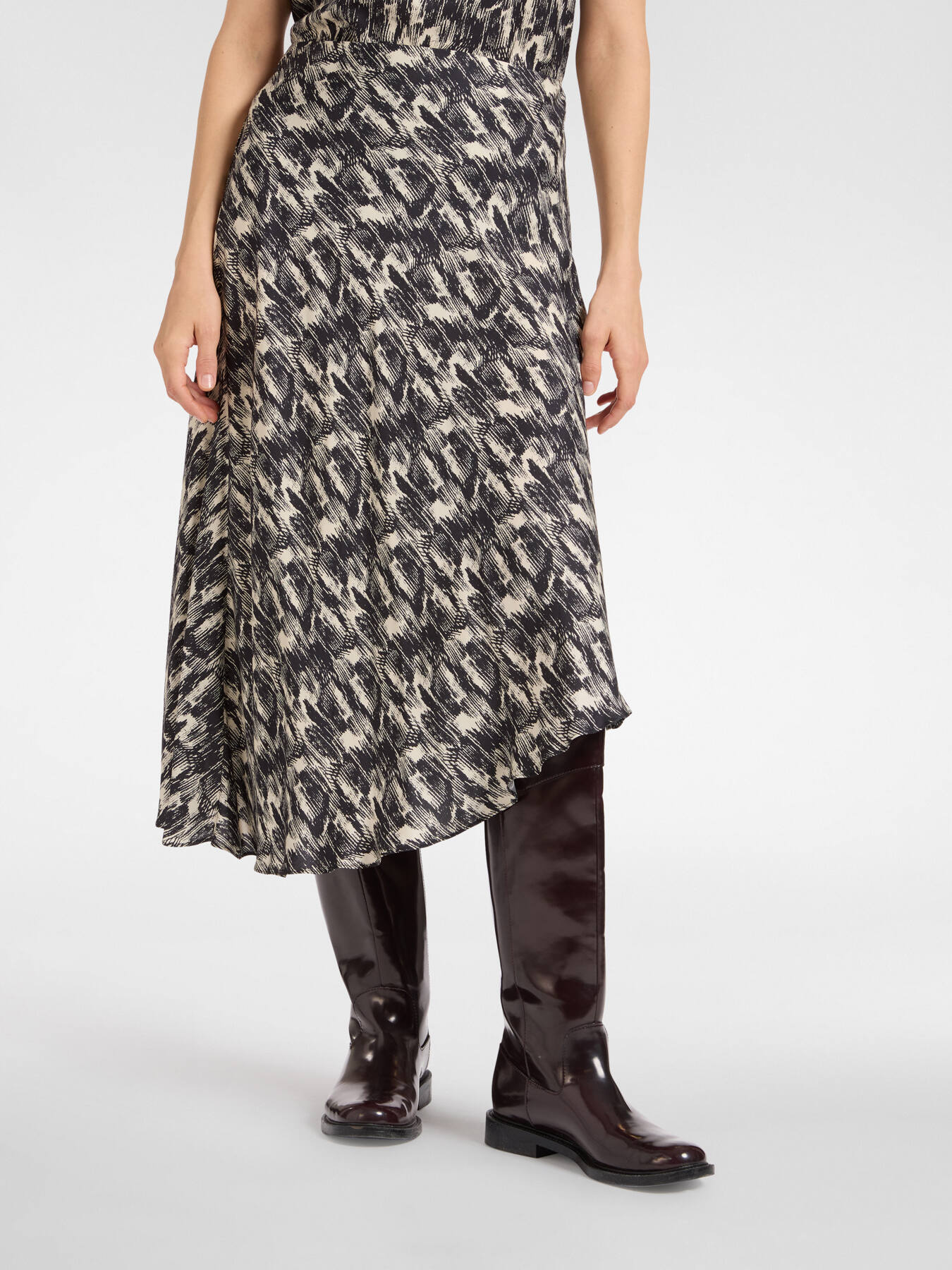 Printed skirt with asymmetrical hem image number 2