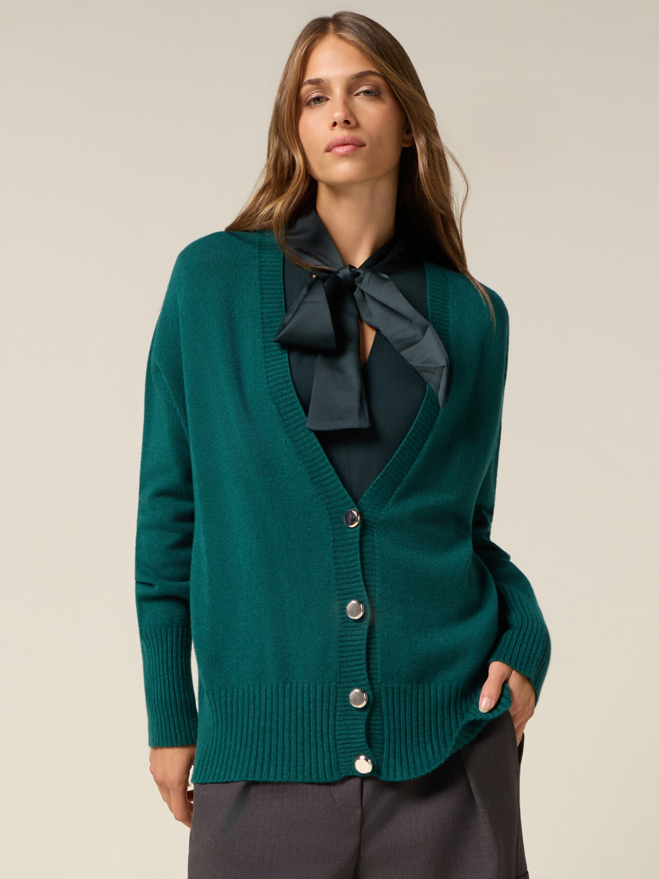 Cardigan scollo a V con bottoni dorati image number 0