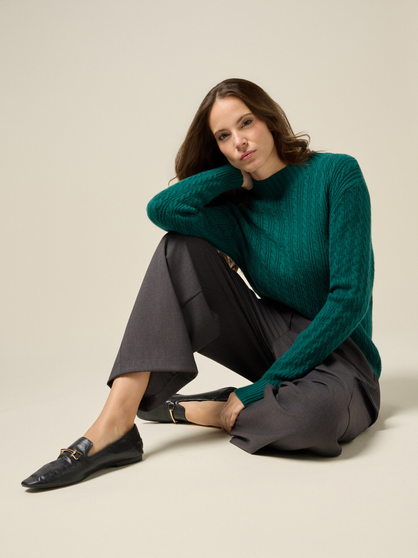 Jersey de cuello alto trabajado con trenzas image number 3