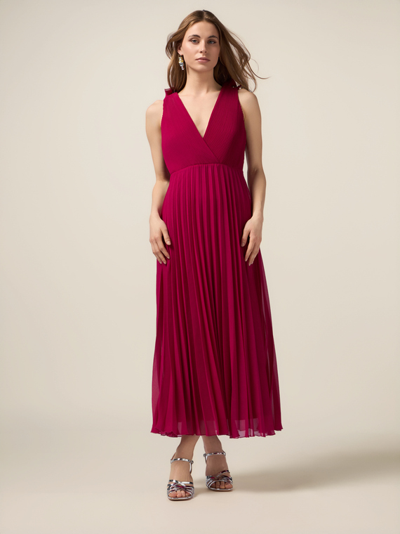 Langes Plissee-Kleid mit Rüschen