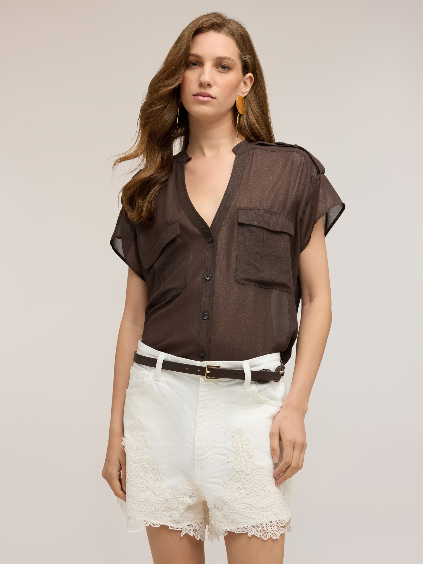 Camisa en georgette laminada con bolsillos image number 0
