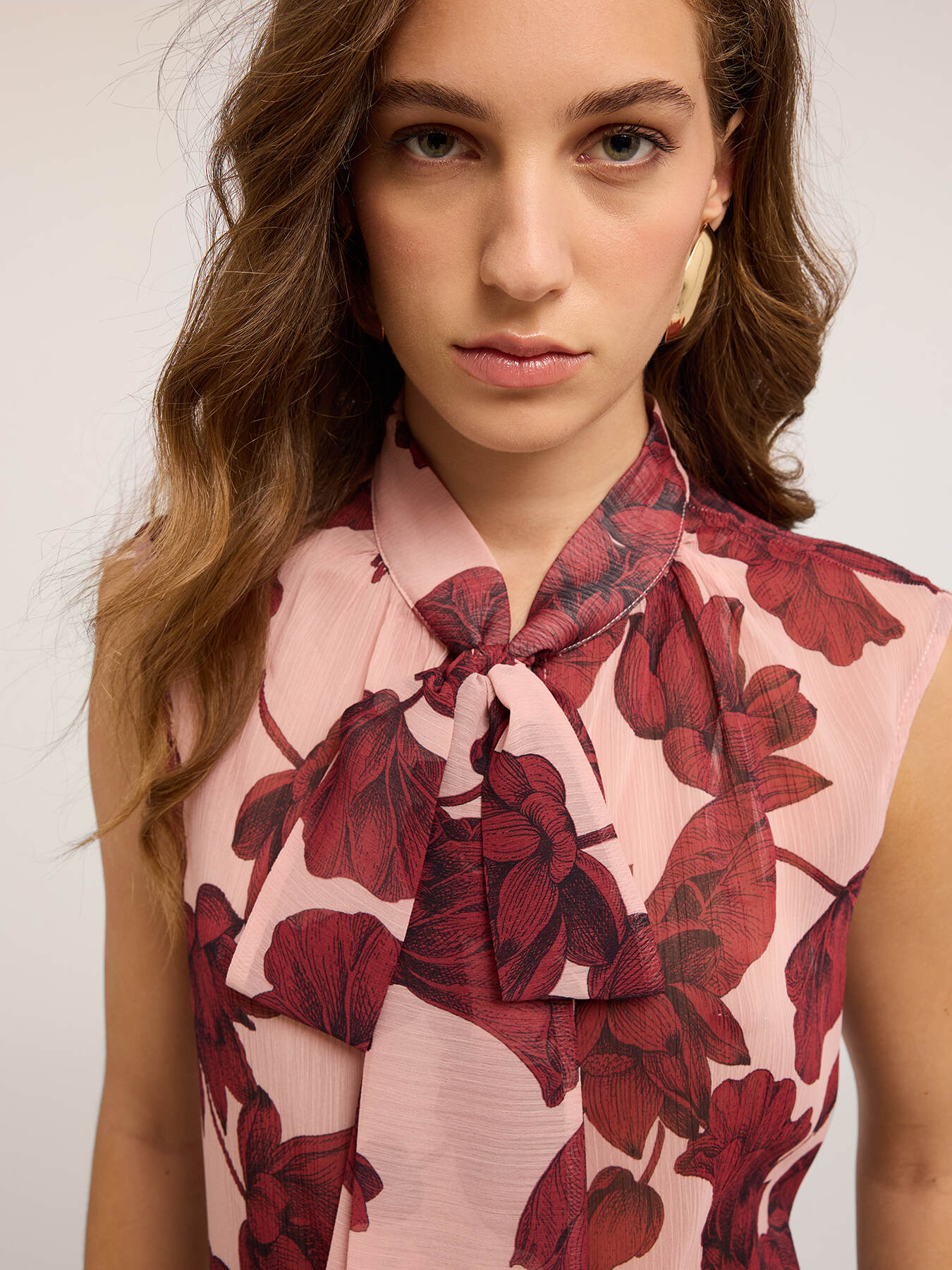 Floral blouse in cr&ecirc;pon image number 2