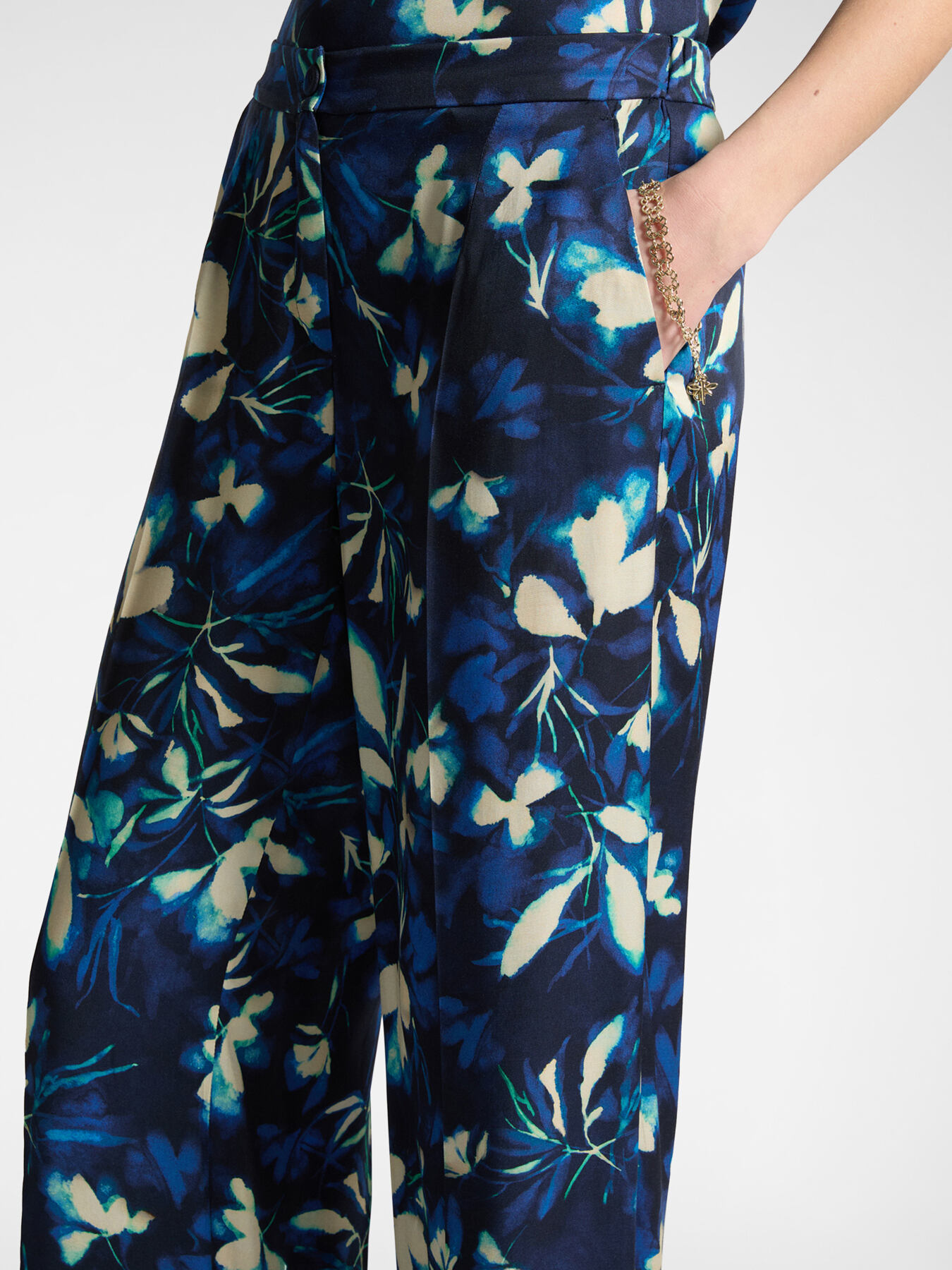 Pantalon élégant à fleurs image number 3