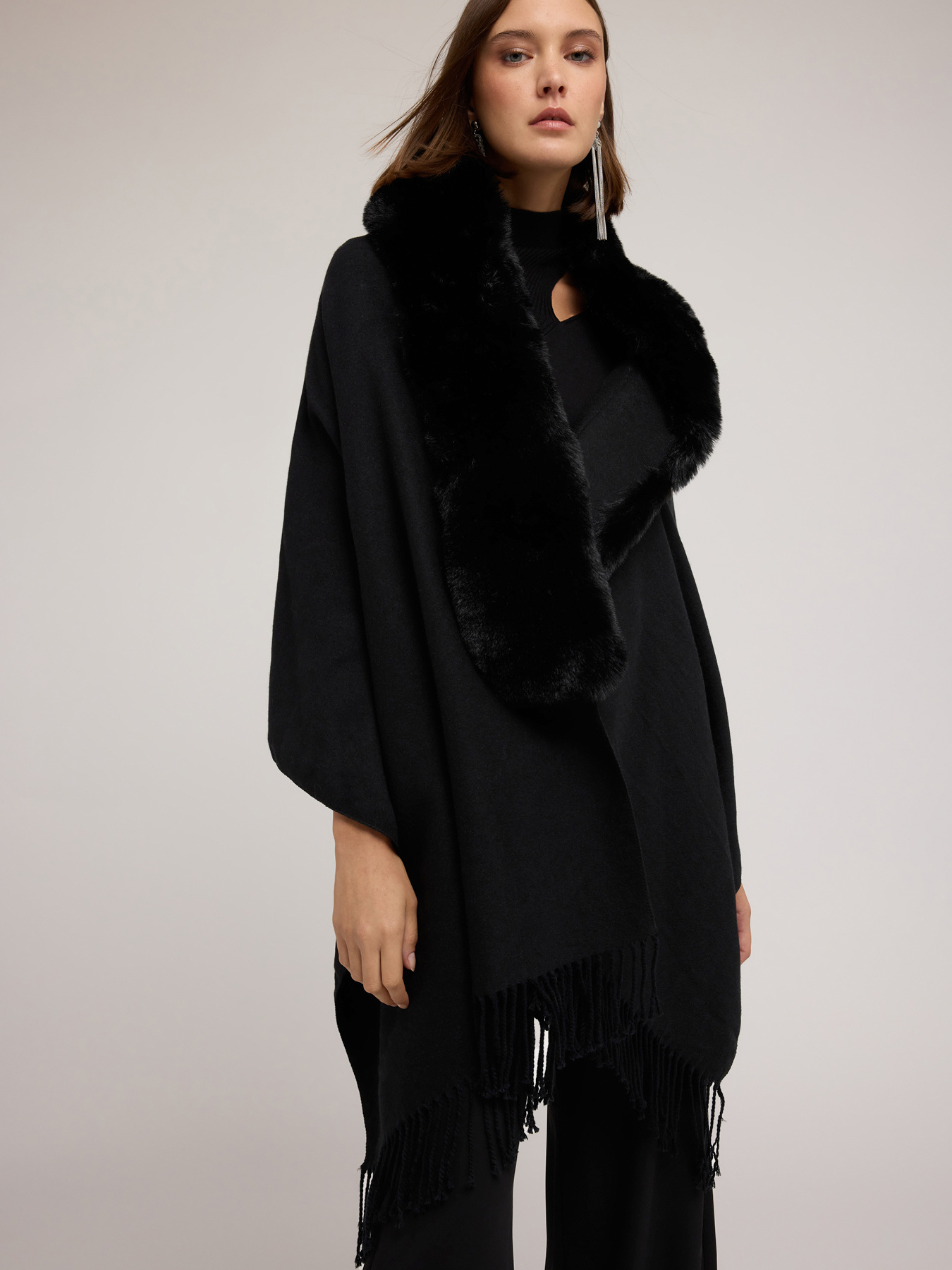 Wool poncho with fringes image number 0