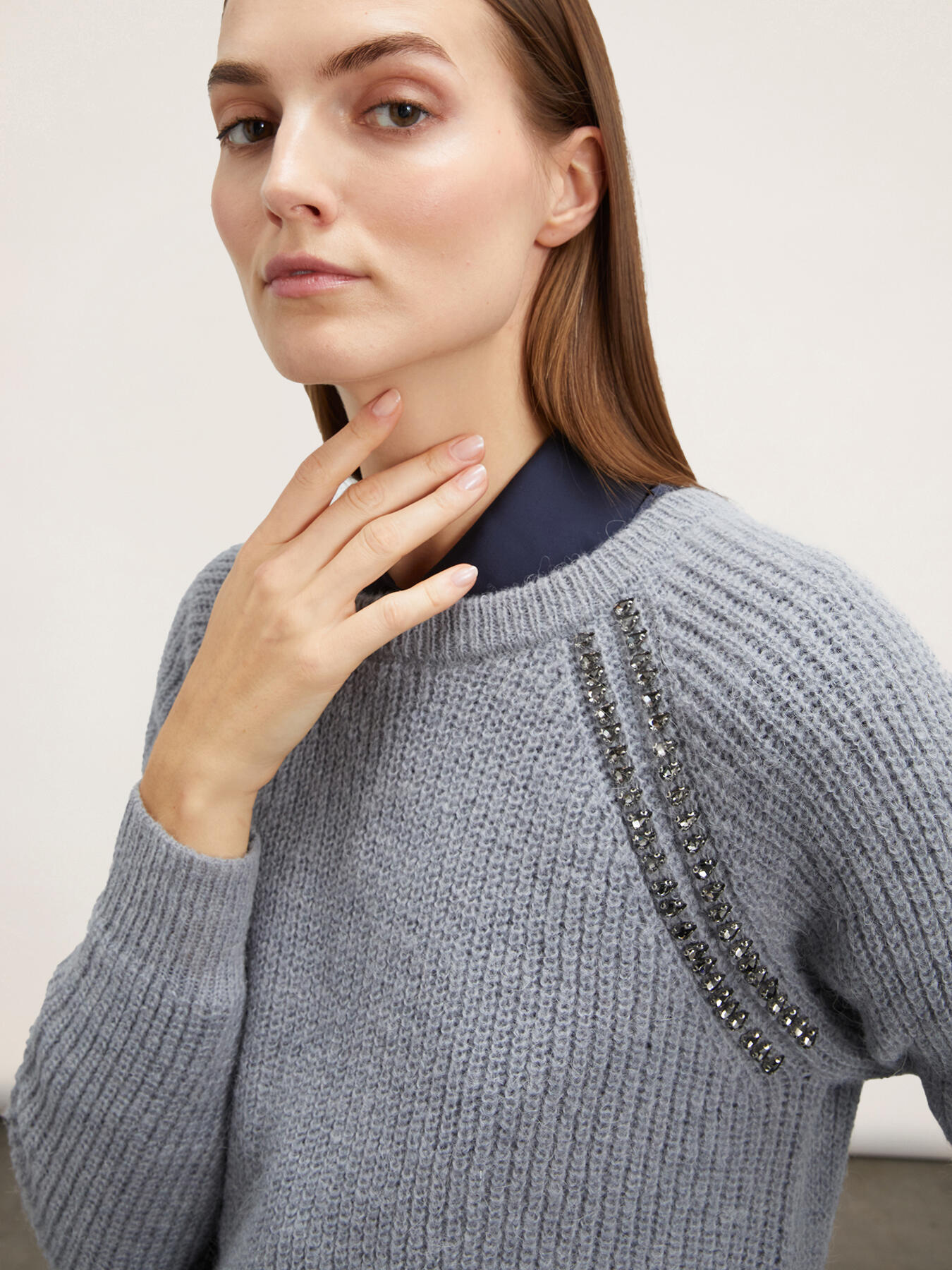 Raglanpullover mit Steinstickerei image number 0