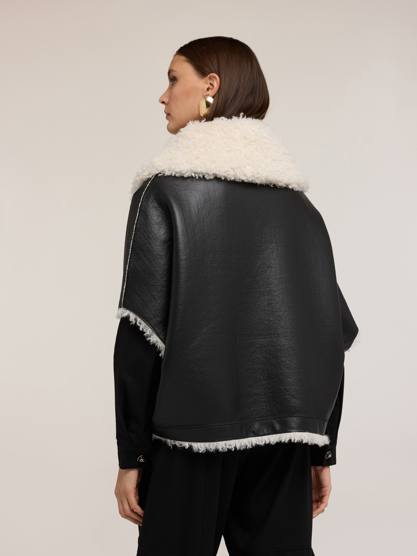 Oversized shearling coat with zip and pockets image number 1