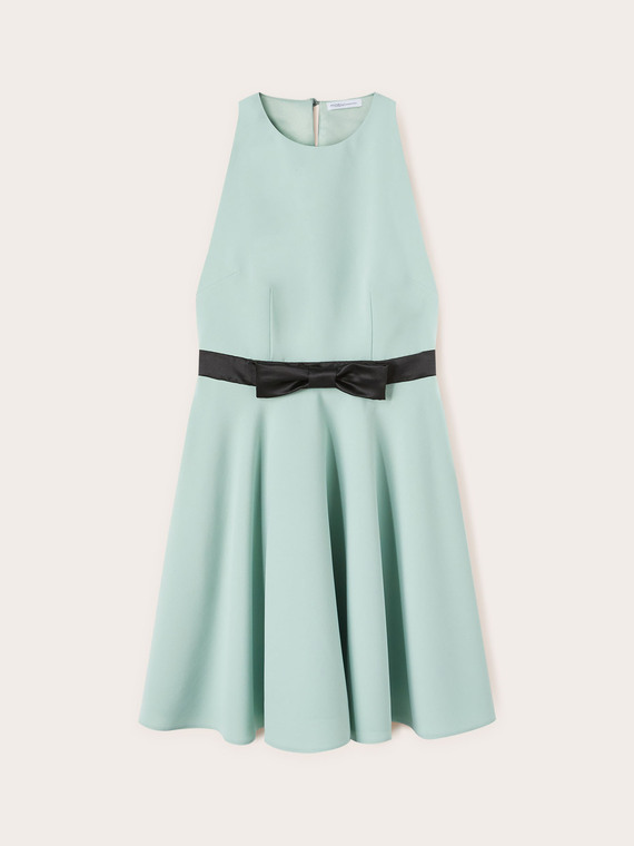 Mini robe avec nœud à la taille