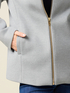 Kurze Jacke mit Kapuze und Reißverschluss image number 2