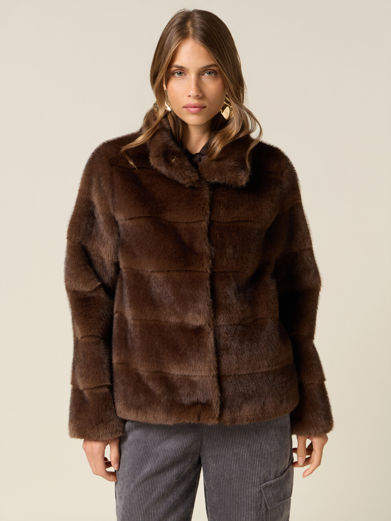 Giubbotto corto effetto peluche image number 4