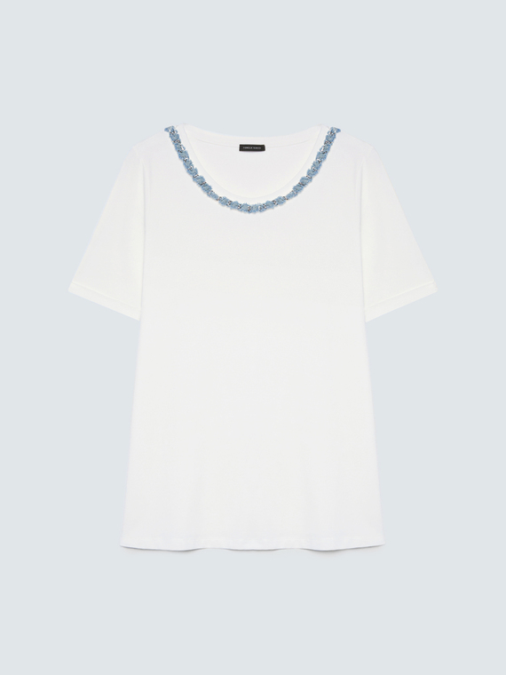T-Shirt aus Baumwolle mit Applikation am Ausschnitt