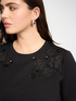 T-shirt in cotone con applicazioni floreali image number 3