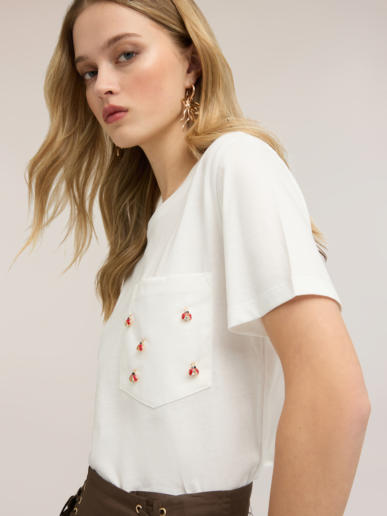 T-shirt avec poche brod&eacute;e image number 3