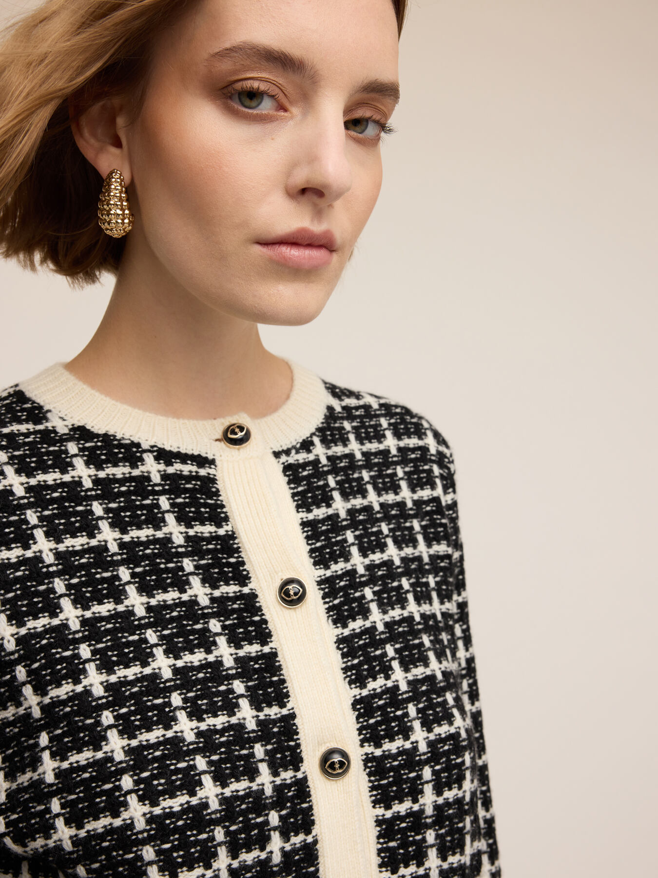 Strickjacke mit Karomuster und Kn&ouml;pfen image number 2