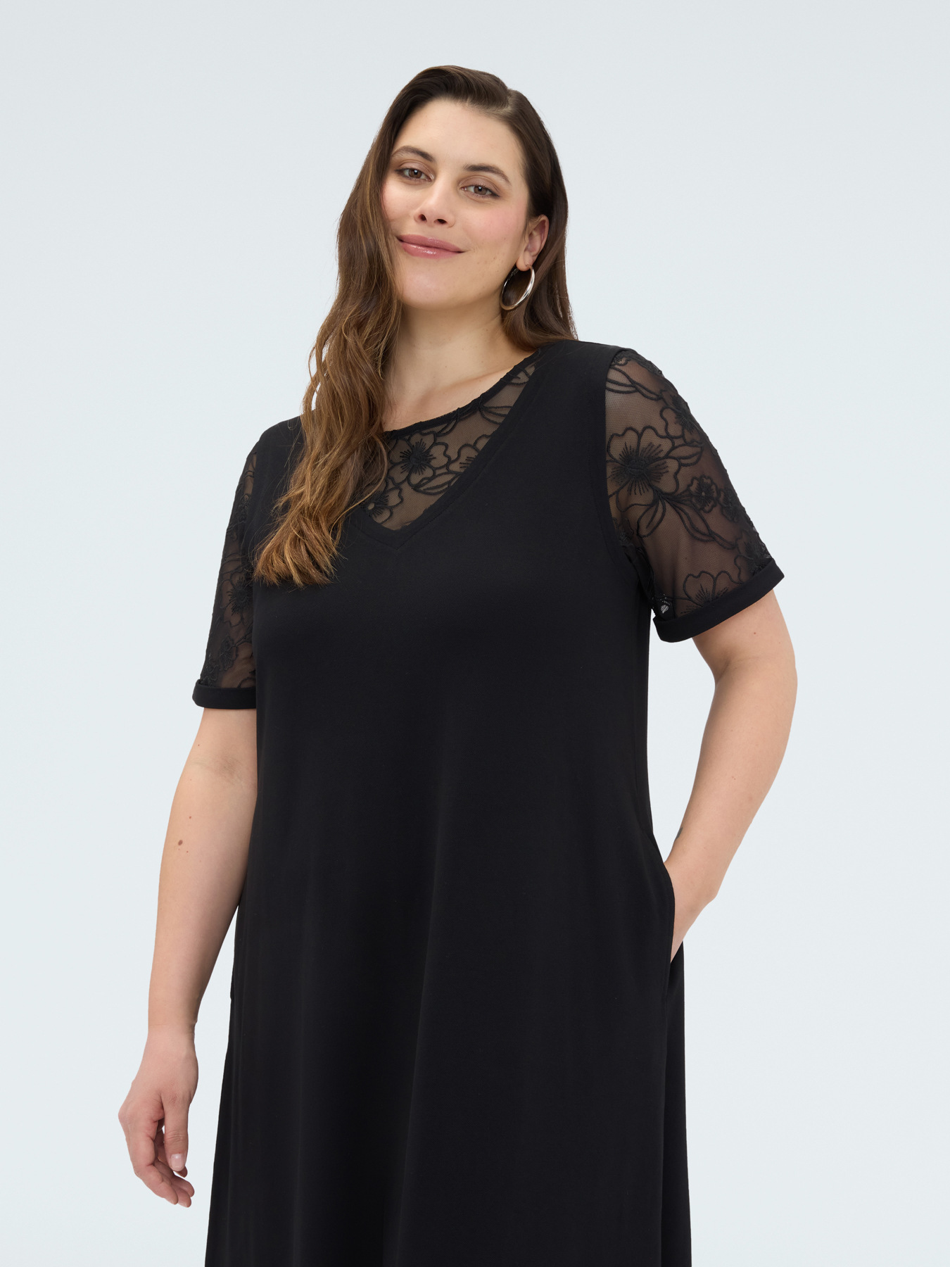 Robe ligne A longue avec d&eacute;tails floraux image number 3