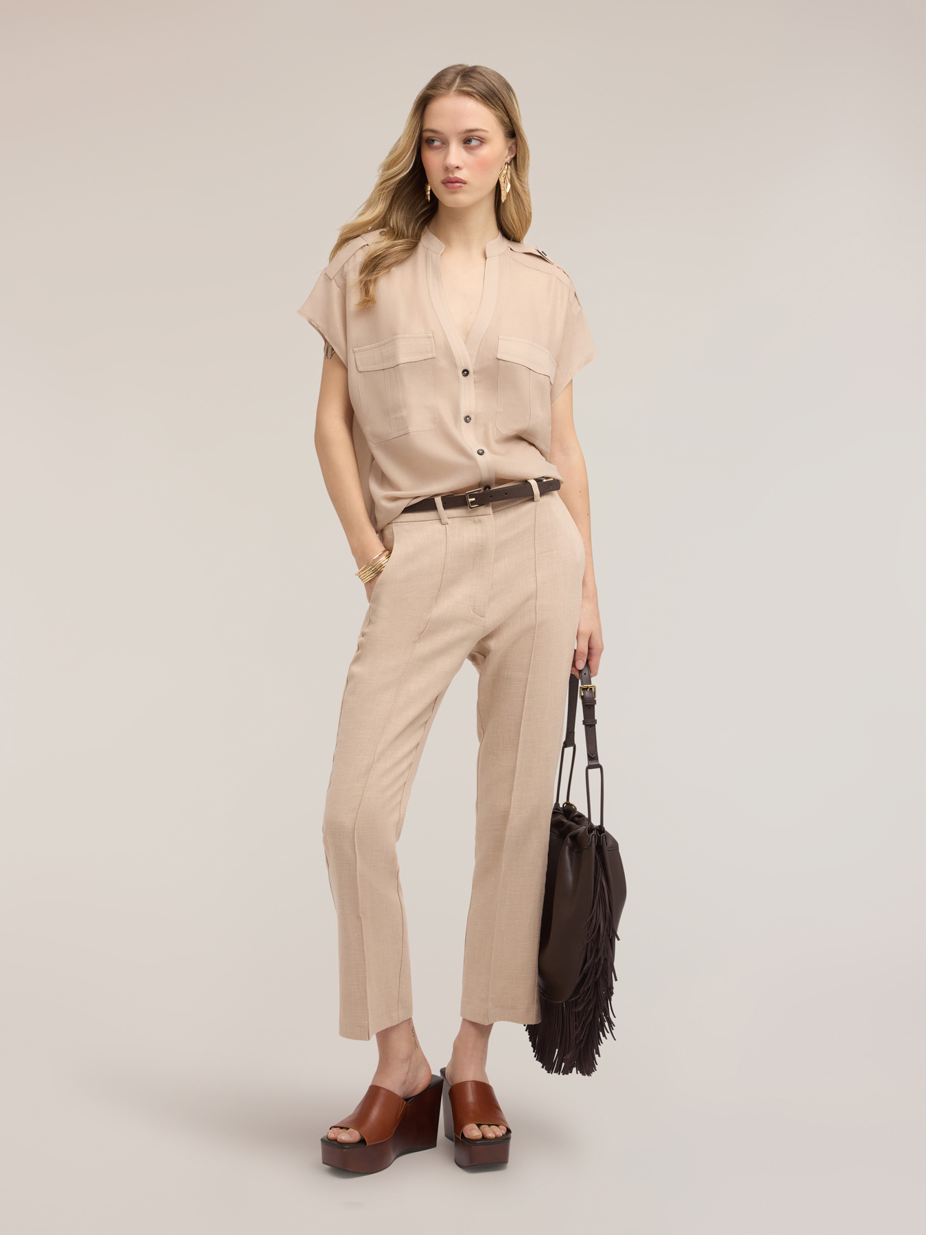 Camisa en georgette laminada con bolsillos image number 2