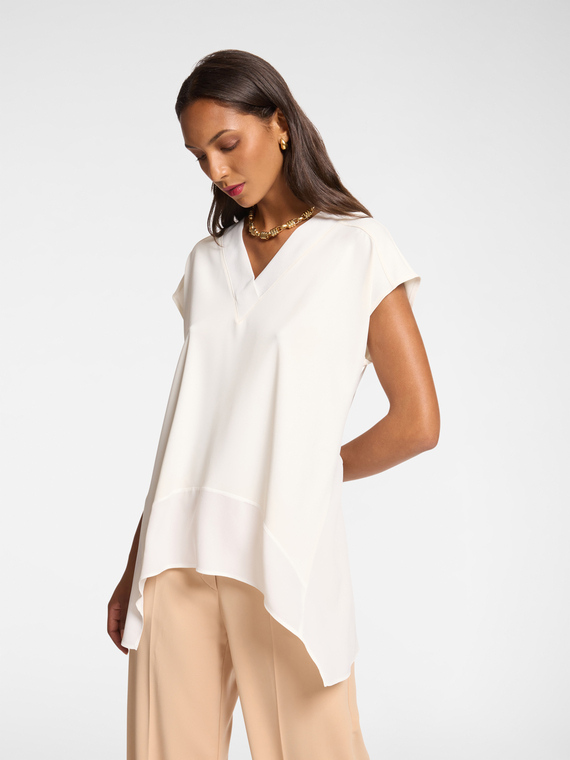 Long T-shirt with tips at the bottom