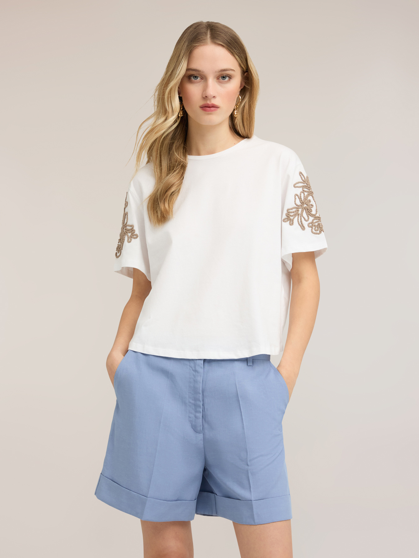 Jersey t-shirt with floral embroidery image number 3