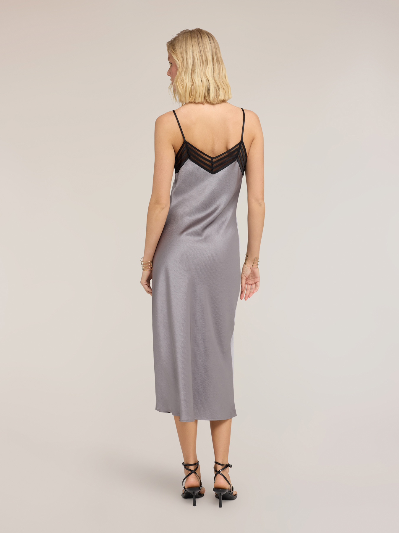 Langes Kleid aus Satin mit T&uuml;llsaum image number 1